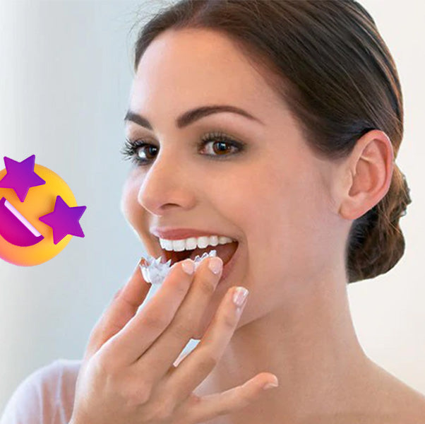 Une femme souriante utilisant une gouttière dentaire avec l'agent blanchissant Philips Zoom! 16%